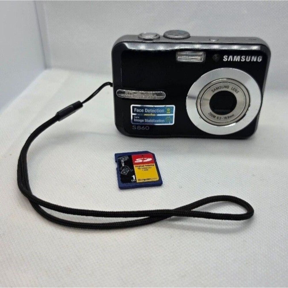 Samsung S860 Compact Digital Camera 2GB SD Card (Screen Blur)